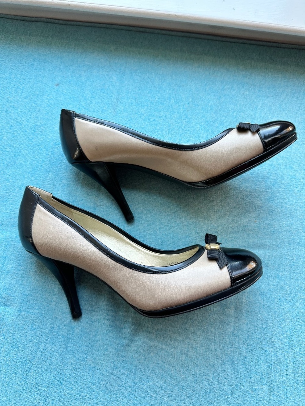 TAHARI - Heels - tan and black size 8 M EXCELLENT CONDITION